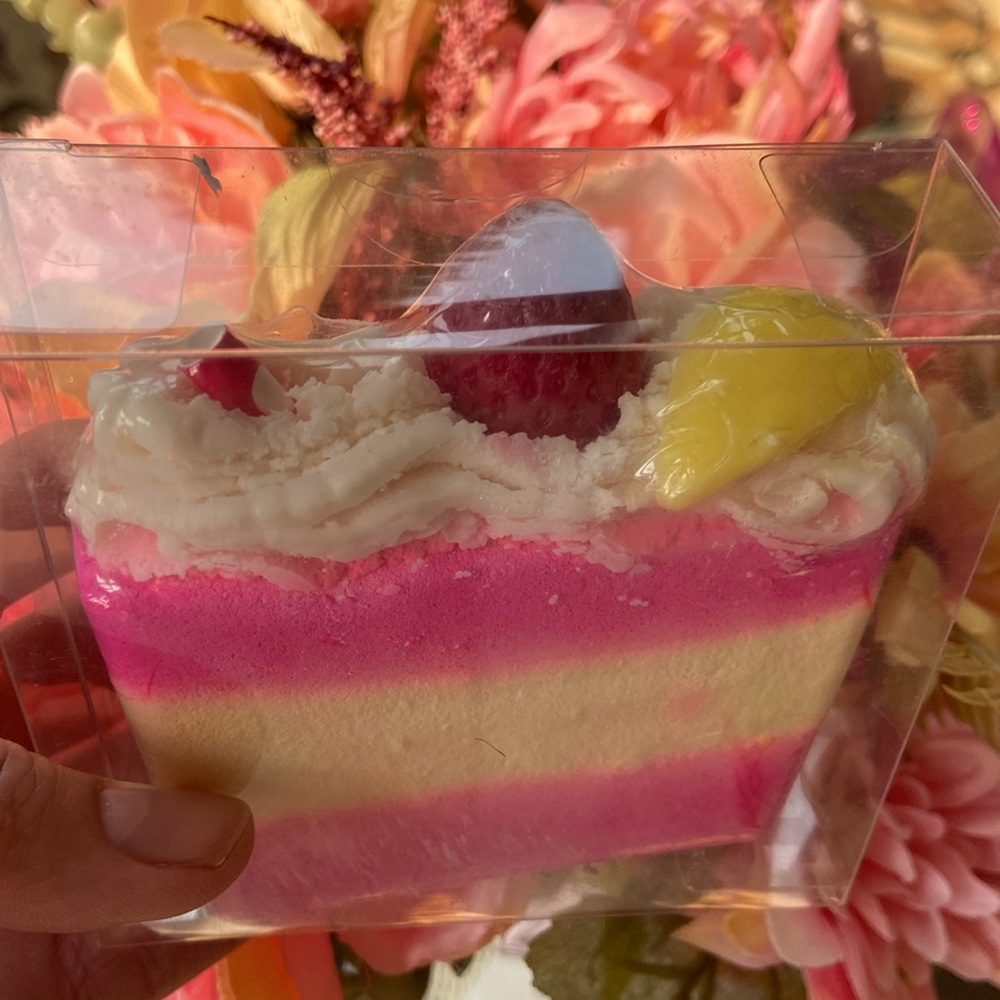 Cake slice bath bomb